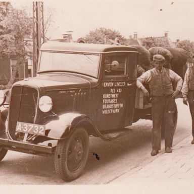 Kenteken: A 3732; Naast de Chevrolet, Harm Plas en rechts Harm Weijer, foto: A. Hak 