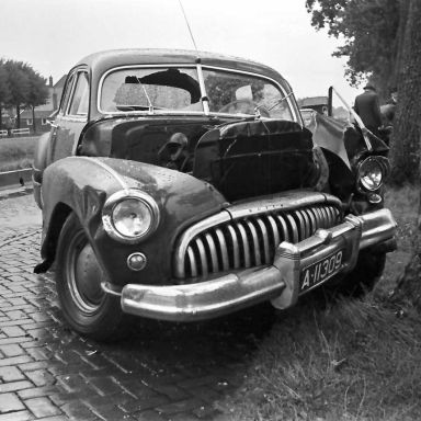 Kenteken: A 11309; Buick,   Ongeval Hoofdvaartsweg Assen, 20-09-1950 foto: L. Huizinga