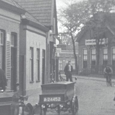 Kenteken: A 24452; Motorbakfiets, Winschoten, Engelsestraat, foto: still uit de film "Winschoten, Koopstad van het Oldambt en Westerwolde", 1937-1939 coll. GrA (2209-20766)