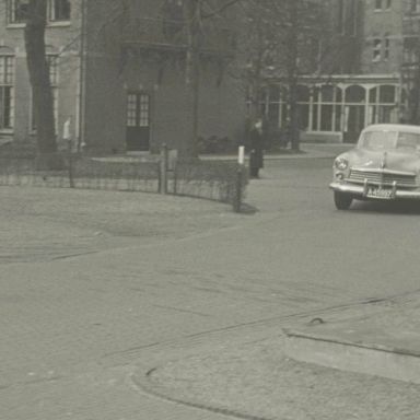 Kenteken: A 45997; Dokter Galema in zijn Hudson Coupe bij het Academisch Ziekenhuis in Groningen, foto: still uit de film "Een dag in de chirurgische kliniek", Foto-kino Wedema & Dijk, Bosman (regie), 1950 coll. GrA (2209-AV0472)