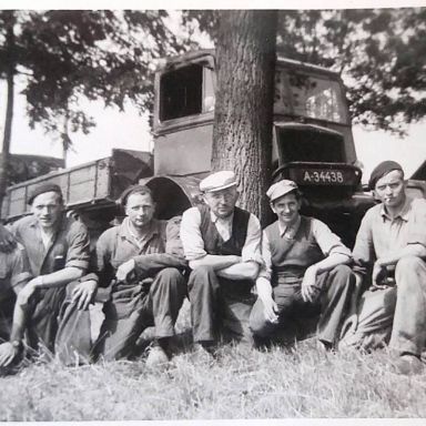 Kenteken: A 34438; Bedford QL, Jan Kiel Transport, v.l.n.r. Stienus Daanje, Danie Kroeze, Danie Vos, Albert Kroeze, Frans Mohlman en Bijko Landlust, foto: J. Smits