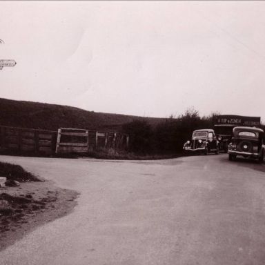 Kenteken: A 7195; Café Quatrebras, 't Hoekje, ca. 1939, gezien in de richting van Kommerzijl, foto: Stichting Kluften en Waarden