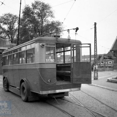 Kenteken: A 32260; ADC Trolleybus met sleepstuk in rails, 26-05-1944, bron: NVBS-Railverzamelingen (NEG129-186), fotograaf: J.A. Bonthuis