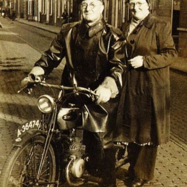 Kenteken: A 36474; Simplex, Hendrik Wiersema en vrouw Jantje, foto: archief W. Mollema