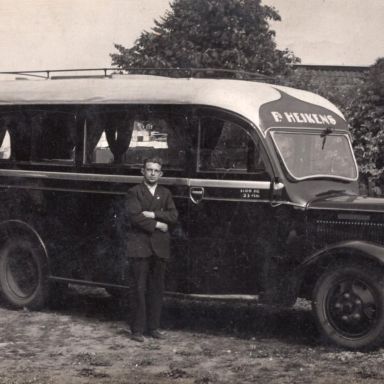 Kenteken: A 12223; Volvo van busdienstonderneming Fa. Heikens, ca. 1930, foto: Streekhistorisch Centrum Stadskanaal