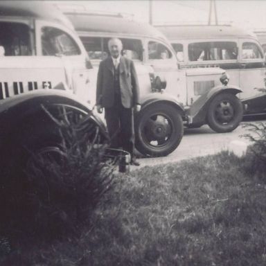 Kenteken: A 13775; Jan Prenger, links bus nr. 10, foto: J. Prenger