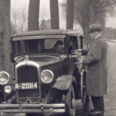 Kenteken: A 20114; Citroën AC4, foto: still uit de film "Dorpsfilm Hoogkerk", P. Mulder, 1936-1938, coll. GrA (2209-AV0010)