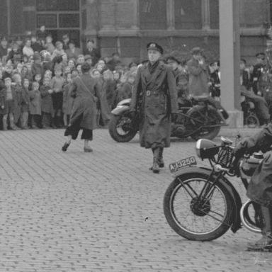 Kenteken: A 13250; TWN bij de Sinterklaasintocht, Stationsplein, Groningen, 1950, foto: uitsnede 2248-1457; Fotograaf: Fotobedrijf Piet Boonstra