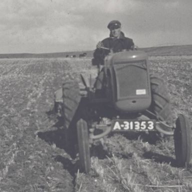 Kenteken: A 31353; Allis Chalmers foto: still uit de film "Landbouw in de Marne, in vier jaargetijden, 1939-1941" coll. GrA (2209-AV0909)