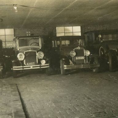 Kenteken: A 11125; Ford A (A-11125) Studebaker (A-11127) en Chevrolet (A-11128), foto: J. H. Blaauw