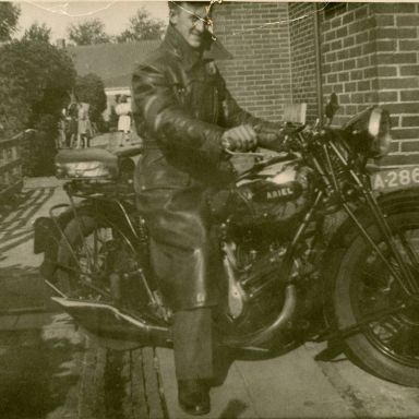 Kenteken: A 28615; Kees op de Ariël, foto: H. Horst