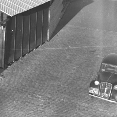 Kenteken: A 25715; Opel, Groningen, Oude Kijk in 't Jatbrug, 1950, foto: uitsnede 2248-605; Fotograaf: Fotobedrijf Piet Boonstra