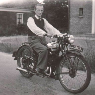 Kenteken: A 35031; K. Kuin (1917-1986) wonende te Holwierde op de Sparta, foto: J. W. Steenhuizen