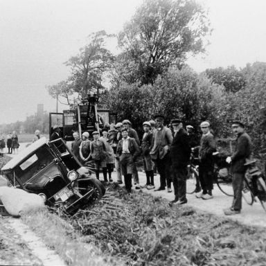Kenteken: A 11176; Chevrolet in de sloot naast boerderij Krassum en de takelwagen (A-13660) van de Ennam. Op de achtergrond de kerk van Garnwerd. foto: E.H. Kremer - van Wensveen