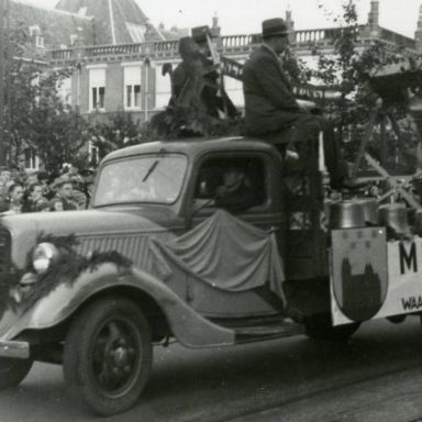 Kenteken: A 19534; Ford, Bloemencorso 08-09-1938 (2139-4-007)