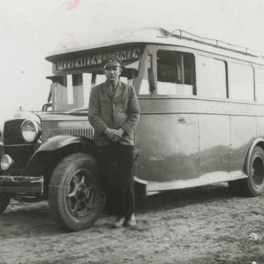 Kenteken: A 8328; Dodge met chauffeur M. van der Sluis, foto: J. Harmsen