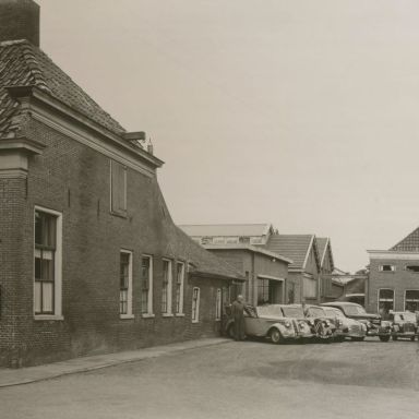 Kenteken: A 41444; Auto's van de firma Duintjer met links Johannes Spelbrink, privéchauffeur van de familie Duintjer, 1949, foto: collectie Veenkoloniaal Museum Veendam (VM-3-4-duintjer-143)