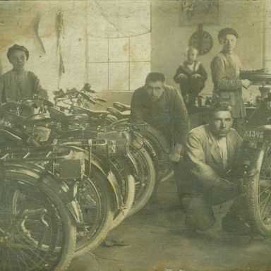 Kenteken: A 1345; Harley Davidson,  Werkplaats van F.A. Bergman aan de Hoofdstraat ca. 1920, foto: <a href='http://www.oudterapel.nl' target='_blank'>Website Oud Ter Apel</a>