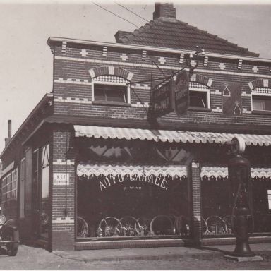 Kenteken: A 20623; Chevrolet naast garage E. de Wit, foto: <a href='https://nl-nl.facebook.com/Oud-Vlagtwedde-893974174021112/' target='_blank'>facebookpagina oud vlagtwedde</a>