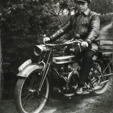 Kenteken: A 11628; Douglas, A. Veenhuizen, Sappemeer 1-5-1927. Bron: "Het Motorrijwiel in Nederland", uitgave t.g.v. 40-jarig jubileum van de Veteraan Motoren Club