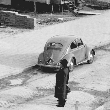Kenteken: A 42242; Volkswagen, Marowijnestraat zuidzijde, ca. 1950, foto: uitsnede 2248-19906.jpg; Fotograaf: Fotobedrijf Piet Boonstra