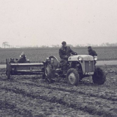 Kenteken: A 42900; Ford Dearborn tractor, foto: still uit de film "Boerderij, ploegen e.d. onbekend", 1950-1954, coll. GrA (2209-1075) 