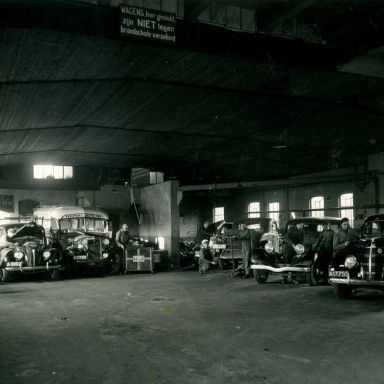 Kenteken: A 17755; Interieur van de garage van Bergman 4 maart 1939. foto: <a href='http://www.oudterapel.nl' target='_blank'>Website Oud Ter Apel</a>