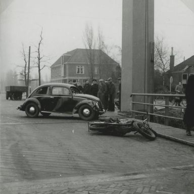 Kenteken: A 34403; Volkswagen,  Julianabrug Veendam 21-01-1951, aanrijding mevrouw Duintjer, foto: collectie Veenkoloniaal Museum (vm 7.3 Po On 11)