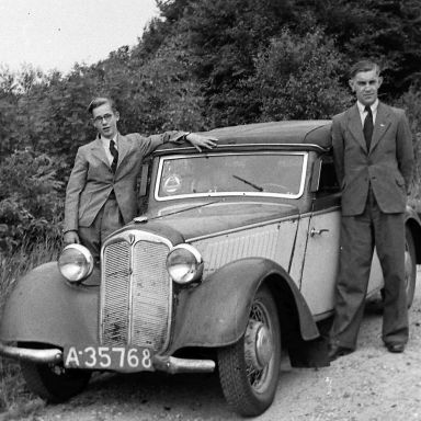 Kenteken: A 35768; Enno van Kalker (rechts) en zijn zwager Piet Hofman uit Marum naast de DKW, ca. 1950, foto: S. de Raad