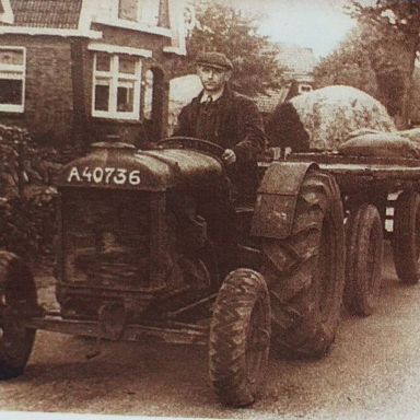 Kenteken: A 40736; Ebel van der Laan op de Fordson van zijn vader, ca. 1950, foto: K. J. Mollema