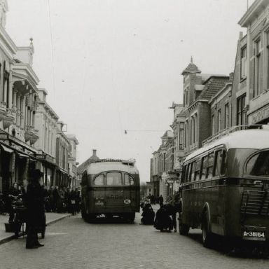 Kenteken: A 38164; Scania Vabis,  Kerkstraat Veendam, 16-02-1954, foto: collectie Veenkoloniaal Museum (vm 7.3 Po On 24)