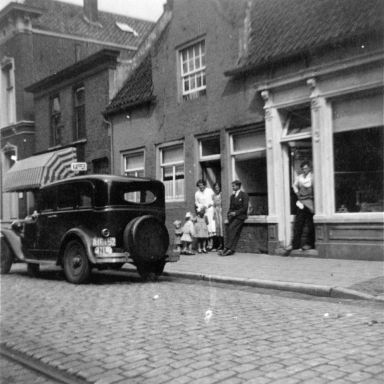 Kenteken: A 16152; Pontiac, Grotestraat 217 - 221, Waalwijk ca. 1930, fotograaf onbekend, foto: <a href='https://salha.nl/bronnen/fotos-en-films/foto-s/detail/4fec444f-f8cd-727f-3d86-39780117cc38/media/c6842091-74c7-261e-7ca6-d043148a1281' target='_blank'>Streekarchief Langstraat Heusden Altena</a>