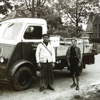 Kenteken: A 40486; Rieks Balkema met zijn zoon Henk naast de Peugeot Q3A, foto: archief W. Mollema