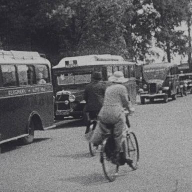 Kenteken: A 23744; Dodge, foto: still uit titelloze film van G. Molenaar, jaren '30, coll GrA (2209-AV14905)