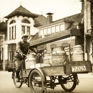 Kenteken: A 21763; Pieter Kamphuis op zijn motorbakfiets, Hoogezand, ter hoogte van Hoofdstraat 265, ca. 1934, foto: G. de Weger