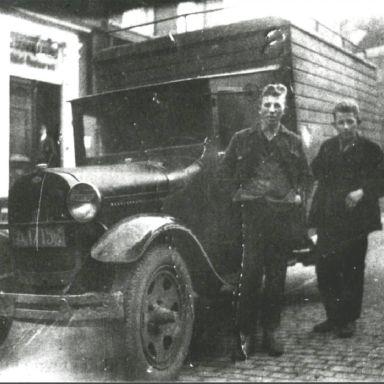 Kenteken: A 17158; Ford, foto: collectie Veenkoloniaal Museum (Bo 69)