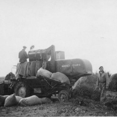 Kenteken: A 48312; Massey Harris Combine, foto: H. de Wilde
