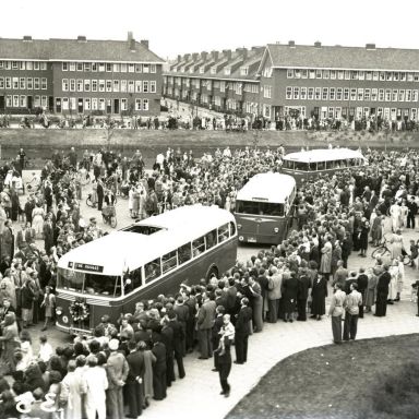 Kenteken: A 30625; Groningen, Bedumerweg, opening van de busdienst naar de Hoogte, 31-07-1950 (2248-1080); Fotograaf: Fotobedrijf Piet Boonstra