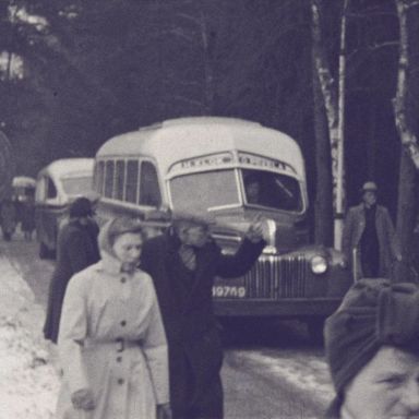 Kenteken: A 39769; Ford bus, foto: still uit de film "Sanatorium Beatrixoord te Appelscha", 1950-1955, coll. GrA (2209_7542)