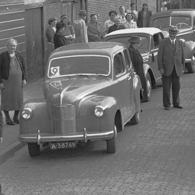 Kenteken: A 38749; Austin A40. Groningen, Meeuwerderbaan 1952, foto: uitsnede 2248-3040.jpg; Fotograaf: Fotobedrijf Piet Boonstra