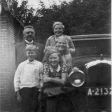 Kenteken: A 21320; Lambertus Jager met de kinderen van zijn broer Sibrandus Jager, 13-11-1933 foto: A. Zweep