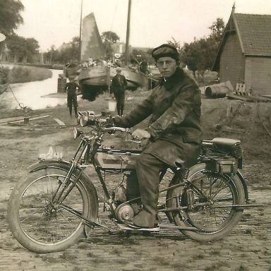 Kenteken: A 9241; Johannes Hendrik Apol, zoon van scheepsbouwer Arend Apol en Grietje van Dam op de Douglas, foto: H. de Wilde