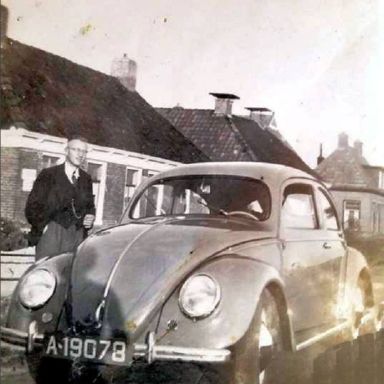 Kenteken: A 19078; Andries Hekstra naast de kever van J. Huizinga, 1952, foto:  J. Smits