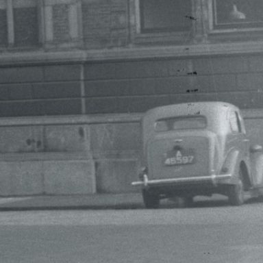Kenteken: A 46597; Ford Popular, Groningen, Stationsplein, 1955, foto: uitsnede 2248-5107.jpg; Fotograaf: Fotobedrijf Piet Boonstra