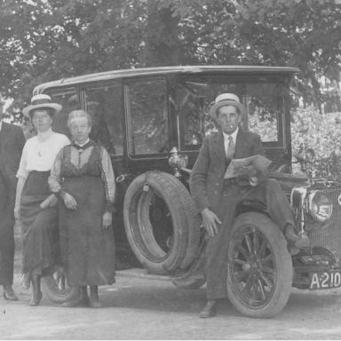 Kenteken: A 2106; Brasier met Richt Mulder en tante Griet, foto: <a href='http://tinyurl.com/j8pu28sd' target='_blank'>collectie Historisch Archief Midden-Groningen</a>