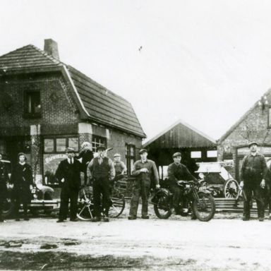 Kenteken: A 15322; Mussel, Zandtangerweg, landbouwsmederij annex rijwielhandel van Gerard Vosse, 1935, foto: Streekhistorisch Centrum Stadskanaal (17773)