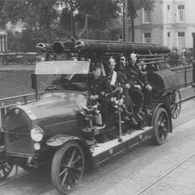 Kenteken: A 31987; Benz, Groningen, Herebrug, optocht t.g.v. het 50-jarig jubileum van de Groningse brandweer, 1934 (1785-5539)