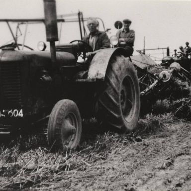 Kenteken: A 14604; Op de voorste tractor U. Boven met op de zichtmachine S. Knottnerus. Op de tweede tractor J. Peper met op de zichtmachine A. Knottnerus. (818-10717)