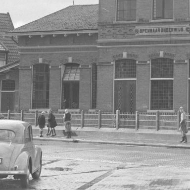 Kenteken: A 36144; Morris Minor, Winsum, Regnerus Praediniusstraat, 1952, foto: uitsnede 2248-3129; Fotograaf: Fotobedrijf Piet Boonstra
