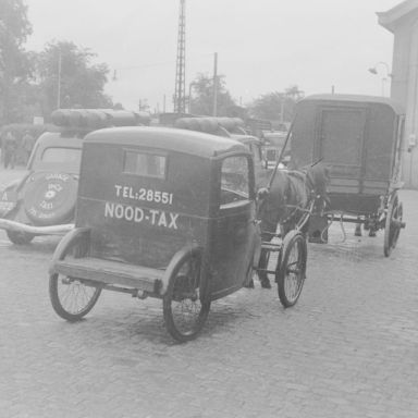 Kenteken: A 5922; Citroën Traction Avant met gasflessen op het dak voor het Hoofdstation van Groningen, ca. 1944, foto: collectie Oorlogsmuseum Middelstum